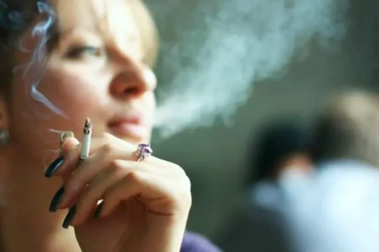 S buz002943 04 smoking