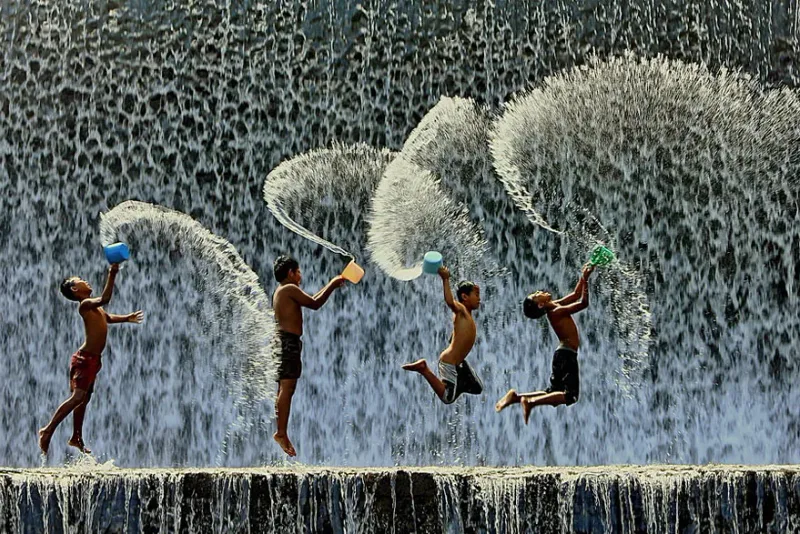 30 Photos magiques d’enfants jouant autour du monde