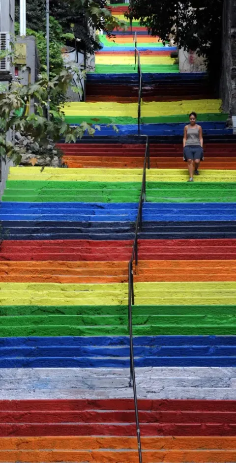 Arc en ciel escalier istanbul turquie 522x1024