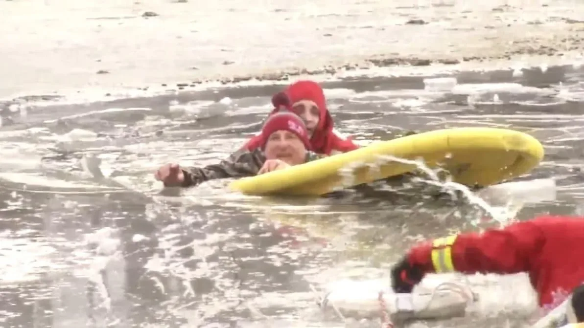 Accroché à un morceau de glace, un chien dérivant dans un fleuve gelé est miraculeusement secouru.
