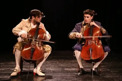 2 hommes avec leurs violoncelles jouent la plus incroyable reprise que j’ai entendue! Impressionnant.