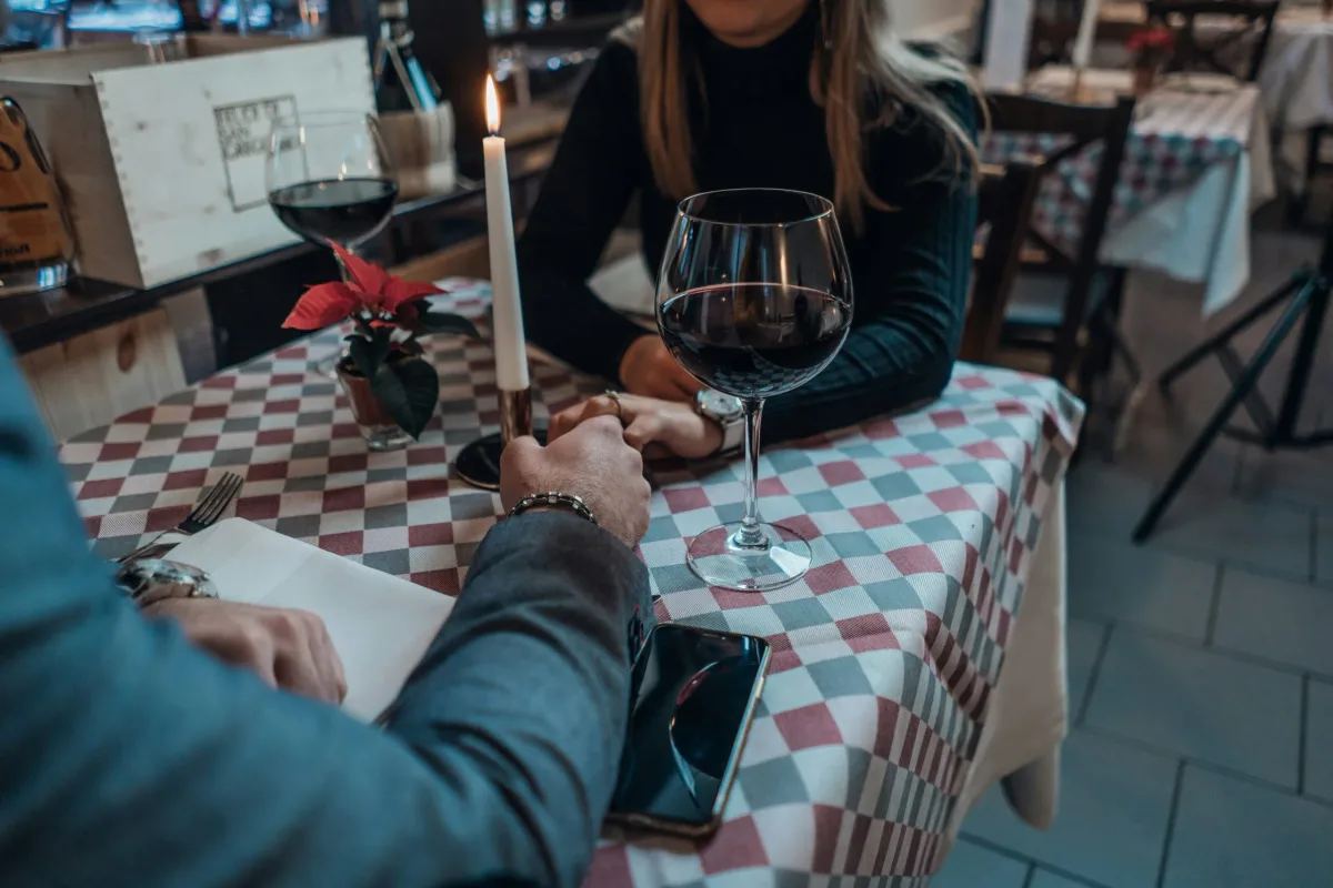 Amour et vie à deux : les soirées en amoureux sont-elles vraiment la clé du bonheur ? Les experts sont formels.