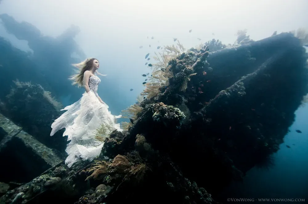 Des Modèles Plongent 25 mètres Jusqu’à une Epave Sous-Marine à Bali pour Une Séance Photo à Couper le Souffle