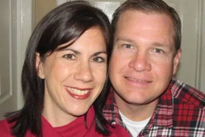 Ce couple a adopté des triplés, puis les médecins ont appelé le mari pour lui annoncer d’incroyables nouvelles