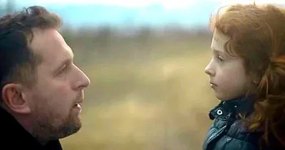 Il emmène cette petite fille qu’il vient d’adopter en forêt et lui fait une chose absolument horrible ! Un seul mot : CHOQUANT…
