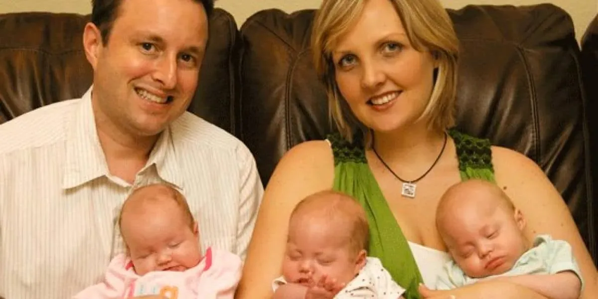 Ces parents ont, sur leurs genoux, leurs trois enfants décédés. Un an plus tard, ils les serreront de nouveau dans leurs bras.