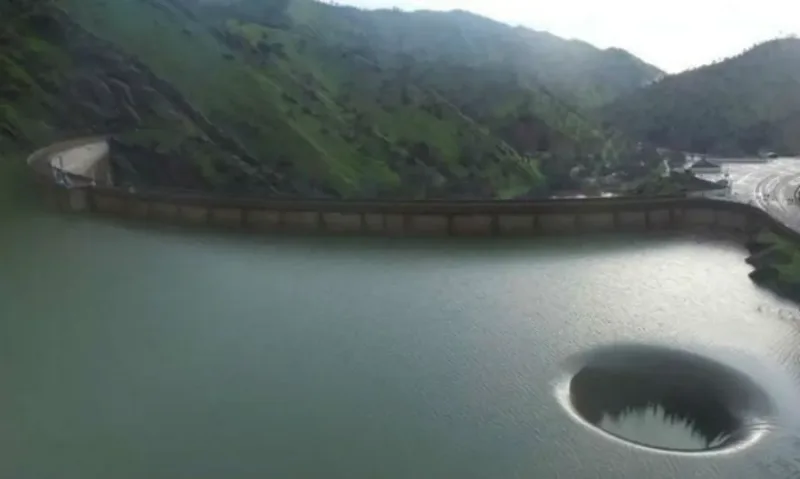Cet homme a repéré un curieux trou dans le lac, alors il a utilisé un drone et enregistré cela