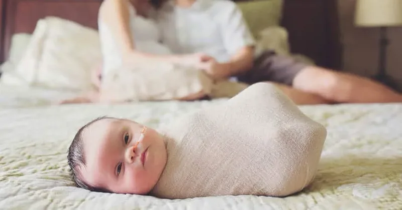 Cette adorable fillette ne vivra que quelques semaines, et sa famille refuse donc de quitter son chevet.