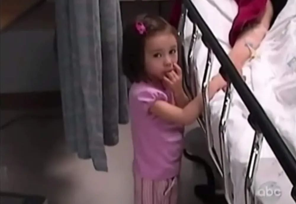 Cette fillette tient les mains de sa mère agonisante. Ce qu’elle a fait ensuite vous fera fondre en larmes.