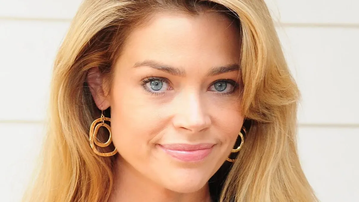 Denise Richards vient tout juste d’avoir 47 ans, essayez de ne pas sourire en la voyant aujourd’hui