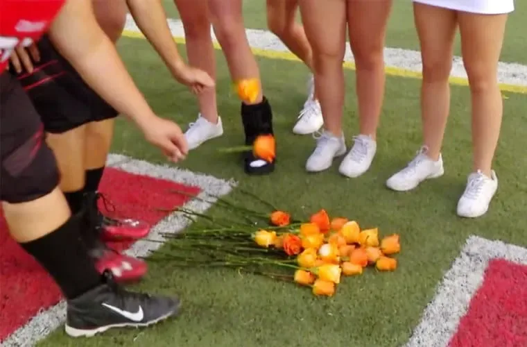 Des footballeurs surprennent une pom 08