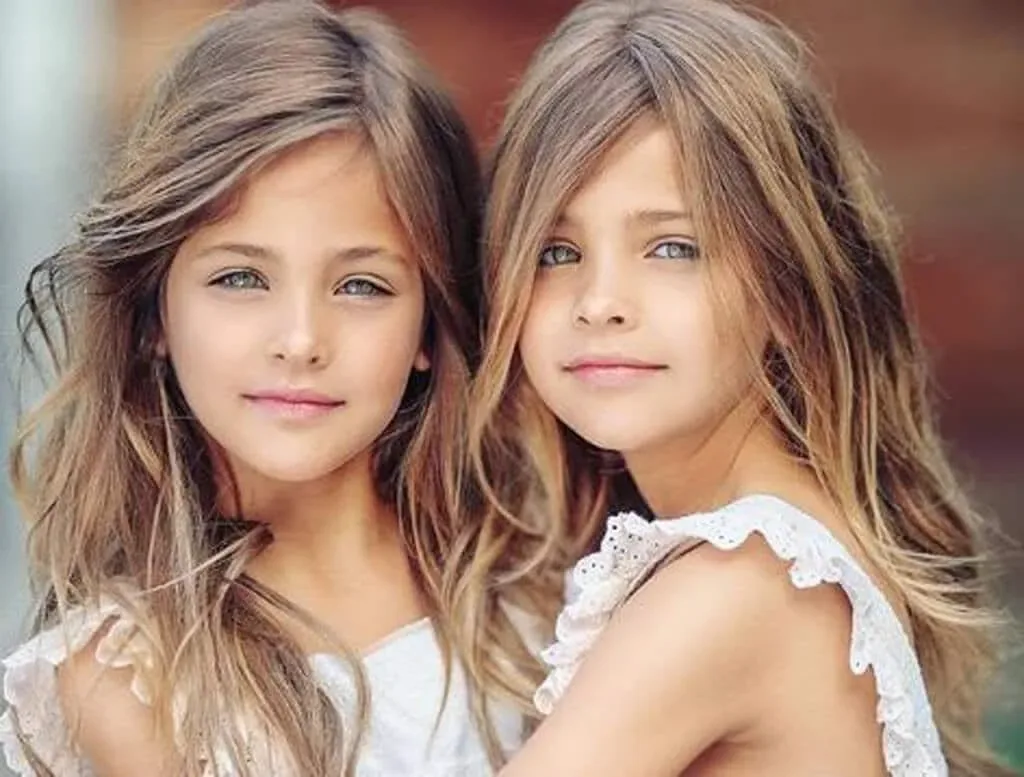 Des soeurs identiques nees en 20