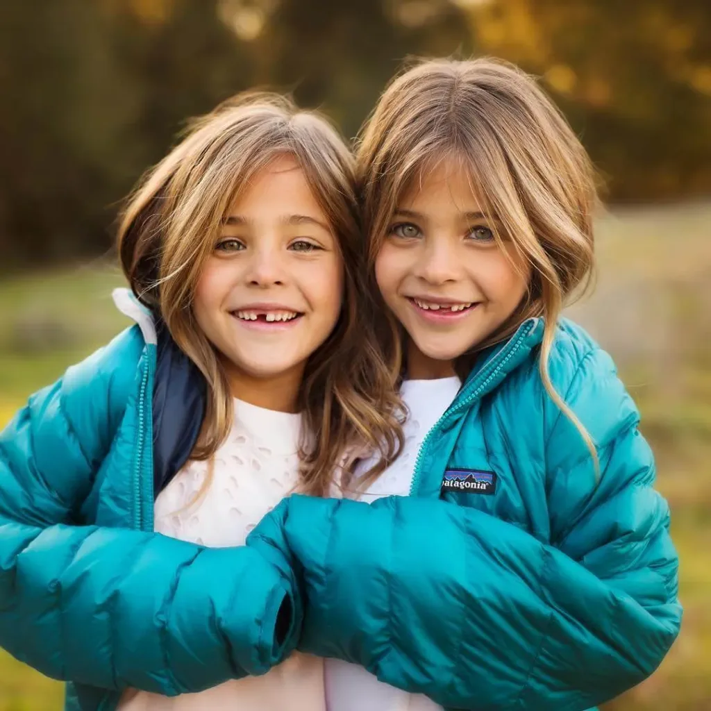 Des soeurs identiques nees en 21