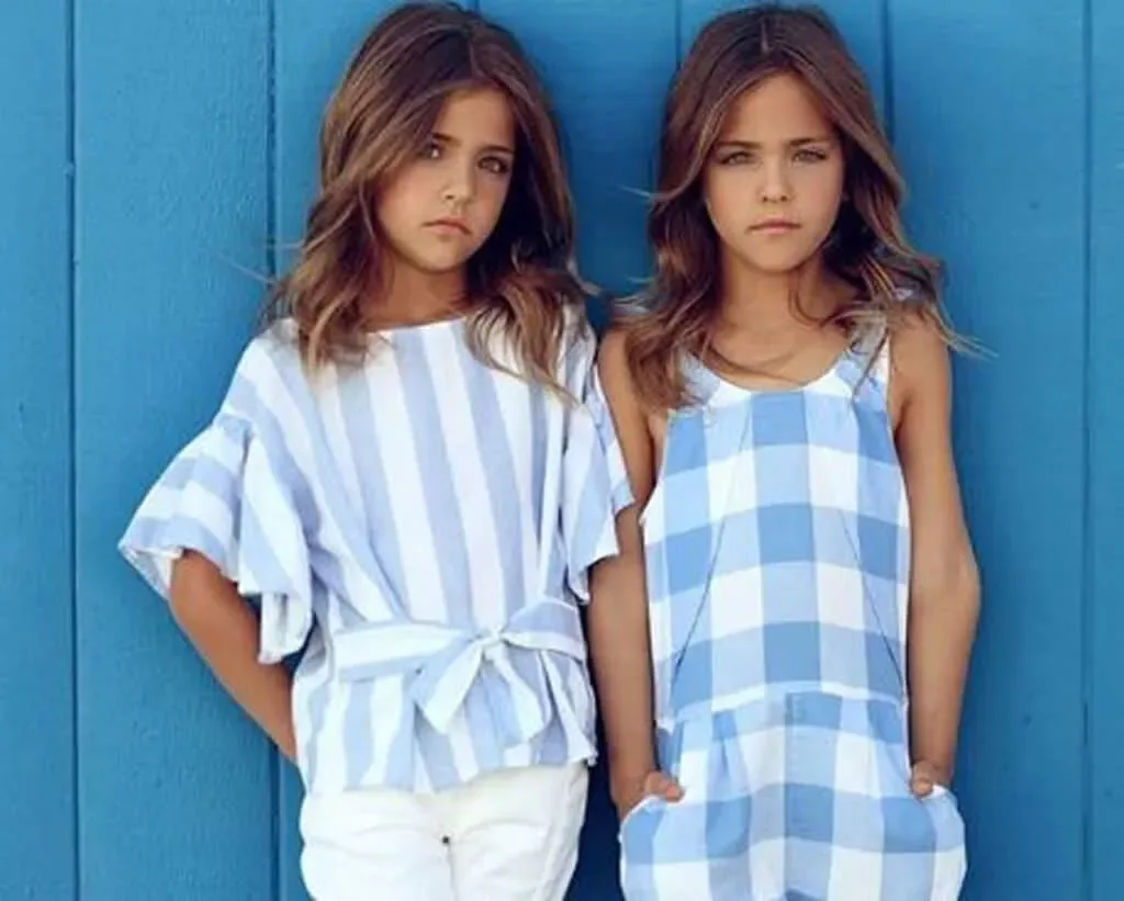 Des soeurs identiques nees en 26