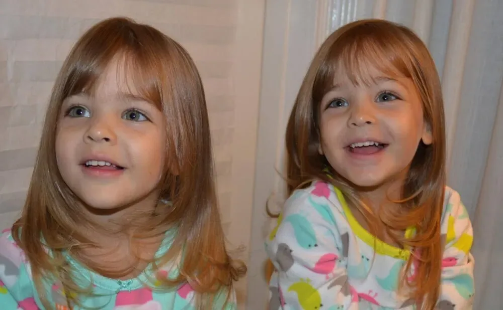 Des soeurs identiques nees en 04