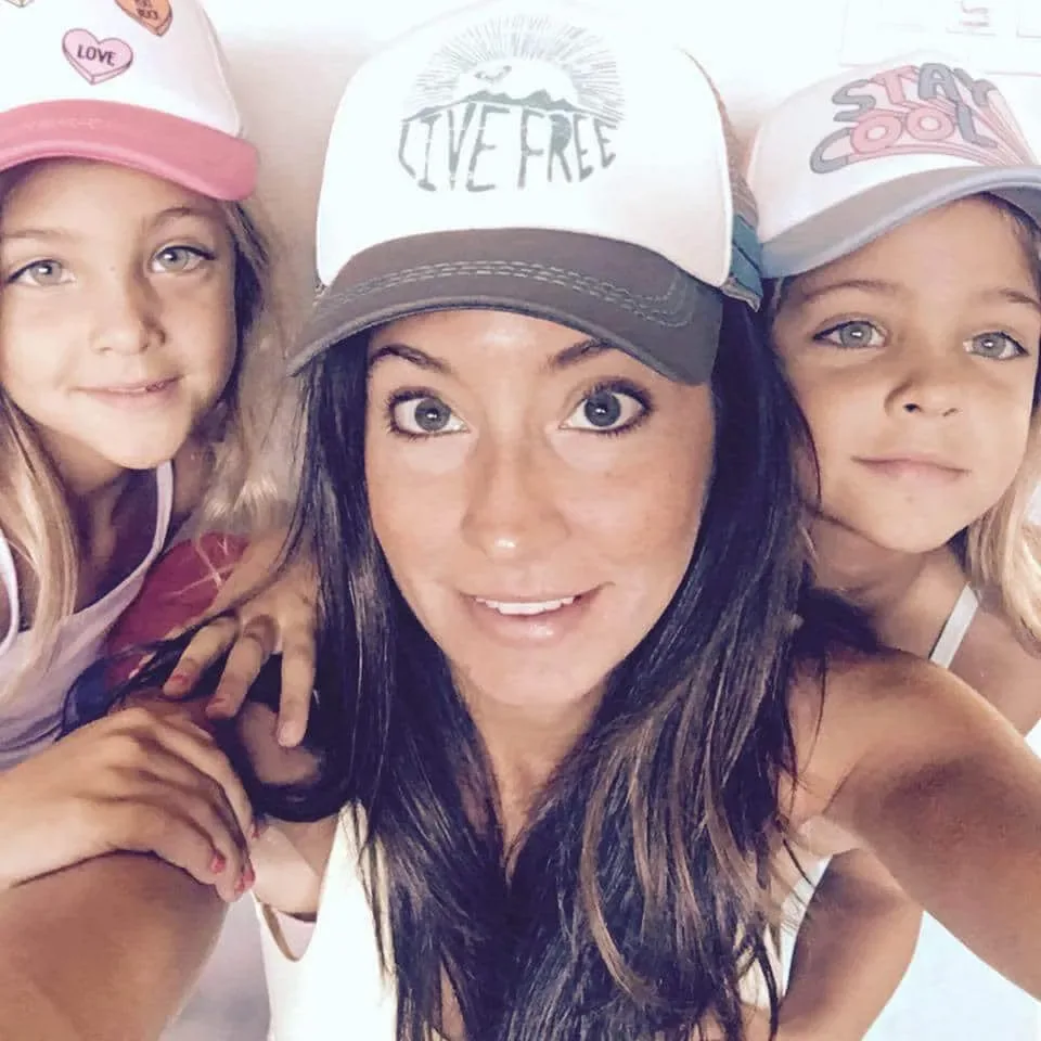 Des soeurs identiques nees en 46