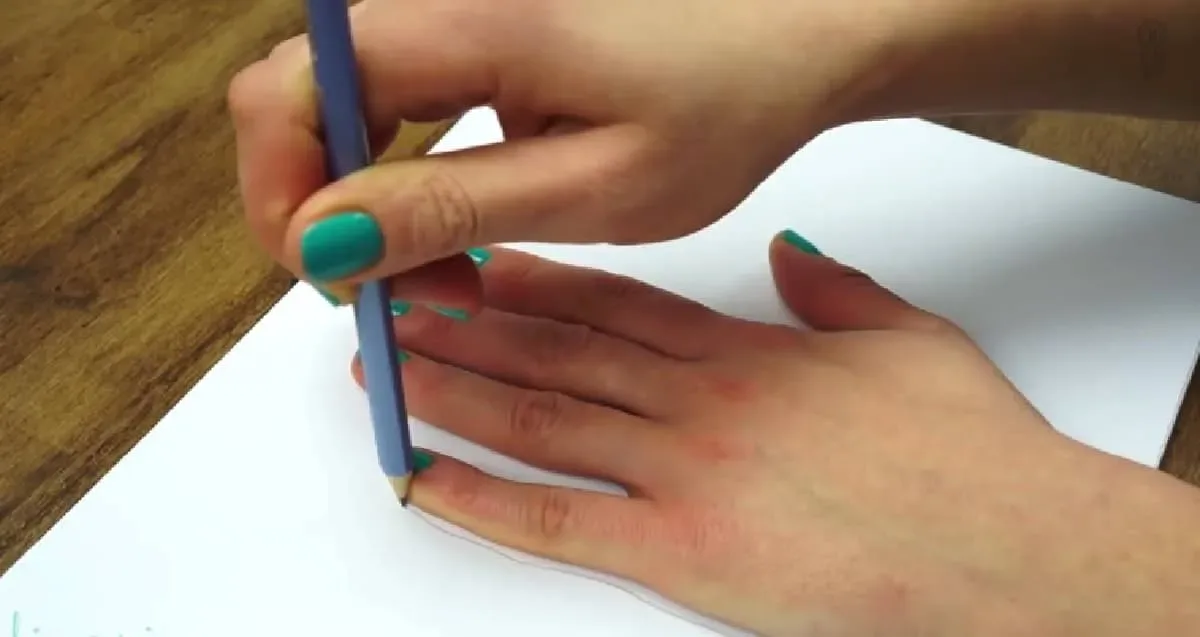 Elle Dessine Sa Main Avec Un Crayon. Le résultat ? Tout simplement incroyable.