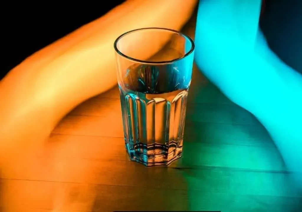 elle_place_un_verre_deau-01