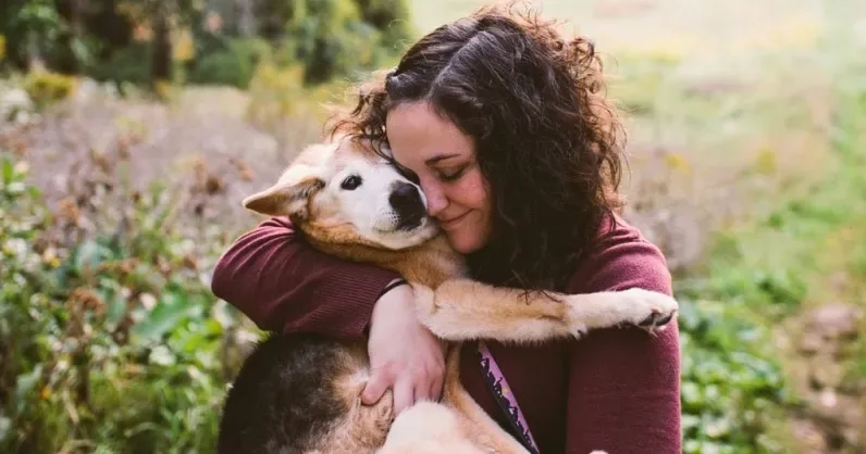 Cette photographe rend hommage à son chien de 16 ans avec une séance photo plus que touchante