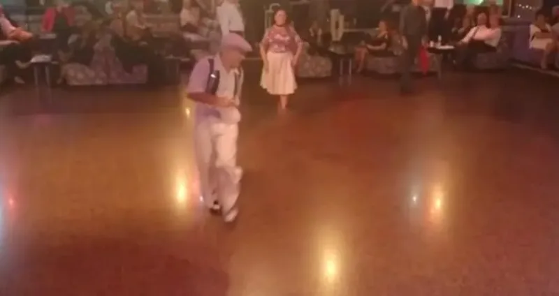 Un couple de personnes âgées s’avance sur la piste de danse. Ce qu’ils font alors est… Ahurissant !