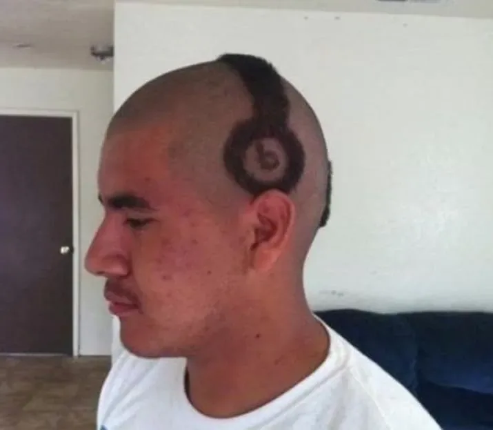 Un pere coupe les cheveux 100