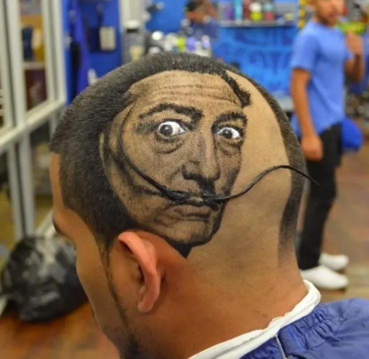 Un pere coupe les cheveux 102