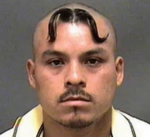 Un pere coupe les cheveux 104