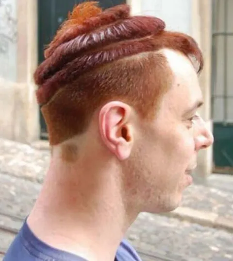 Un pere coupe les cheveux 105