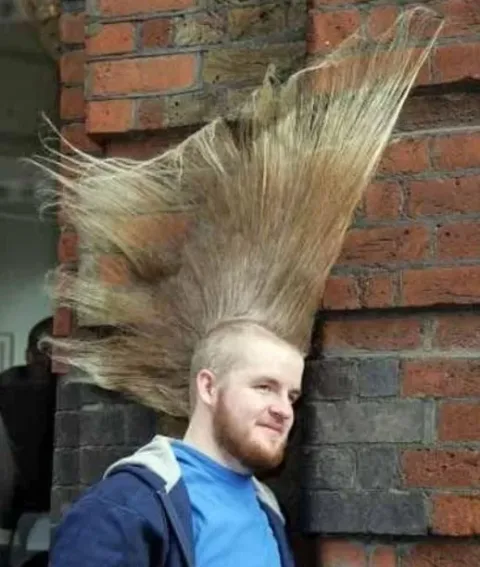 Un pere coupe les cheveux 106