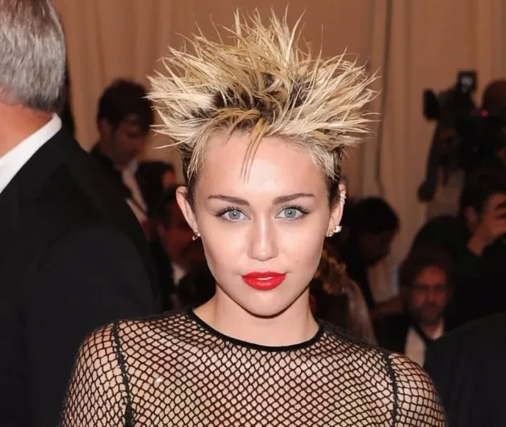 Un pere coupe les cheveux 107