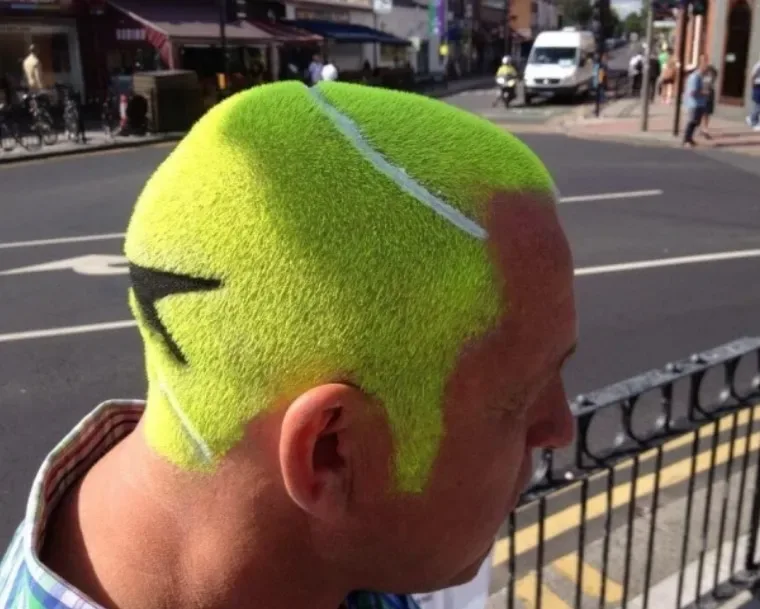 Un pere coupe les cheveux 108