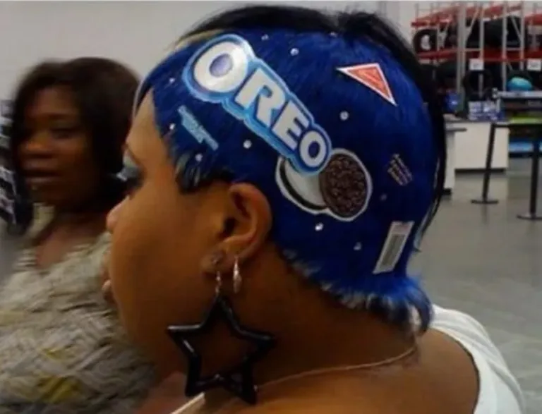 Un pere coupe les cheveux 109