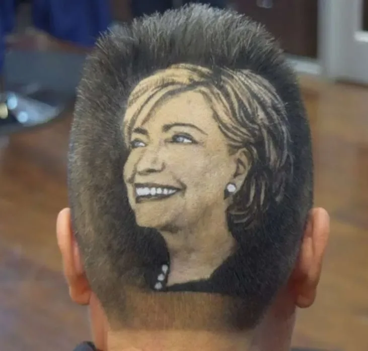 Un pere coupe les cheveux 114