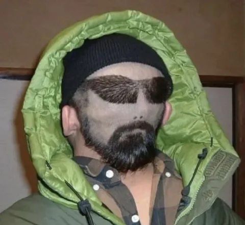 Un pere coupe les cheveux 117