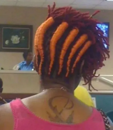 Un pere coupe les cheveux 118