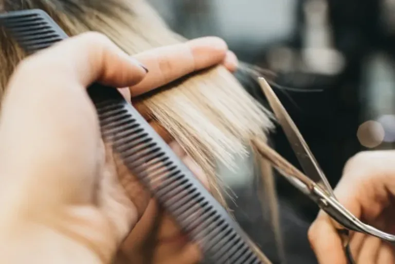 Un pere coupe les cheveux 43