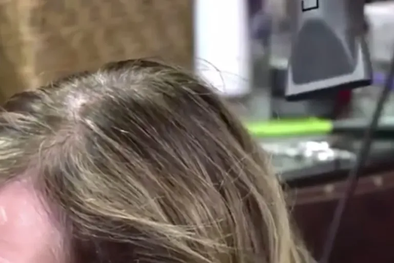 Un pere coupe les cheveux 77