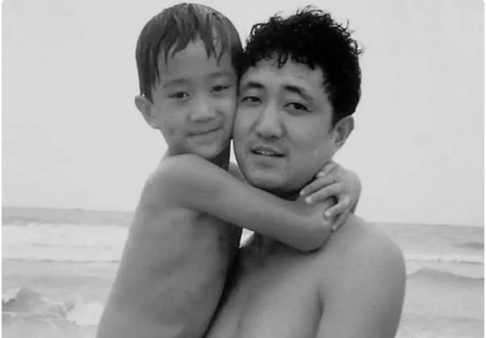 Un père et son fils ont pris la même photo pendant 25 ans ! Ne pleurez pas en découvrant la dernière !