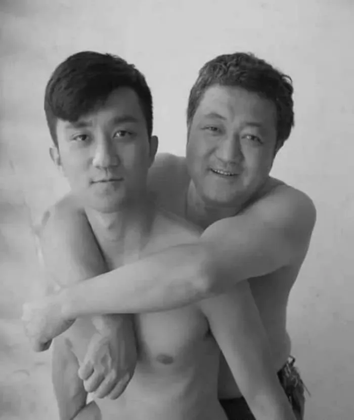 Un pere et son fils ont pris 28