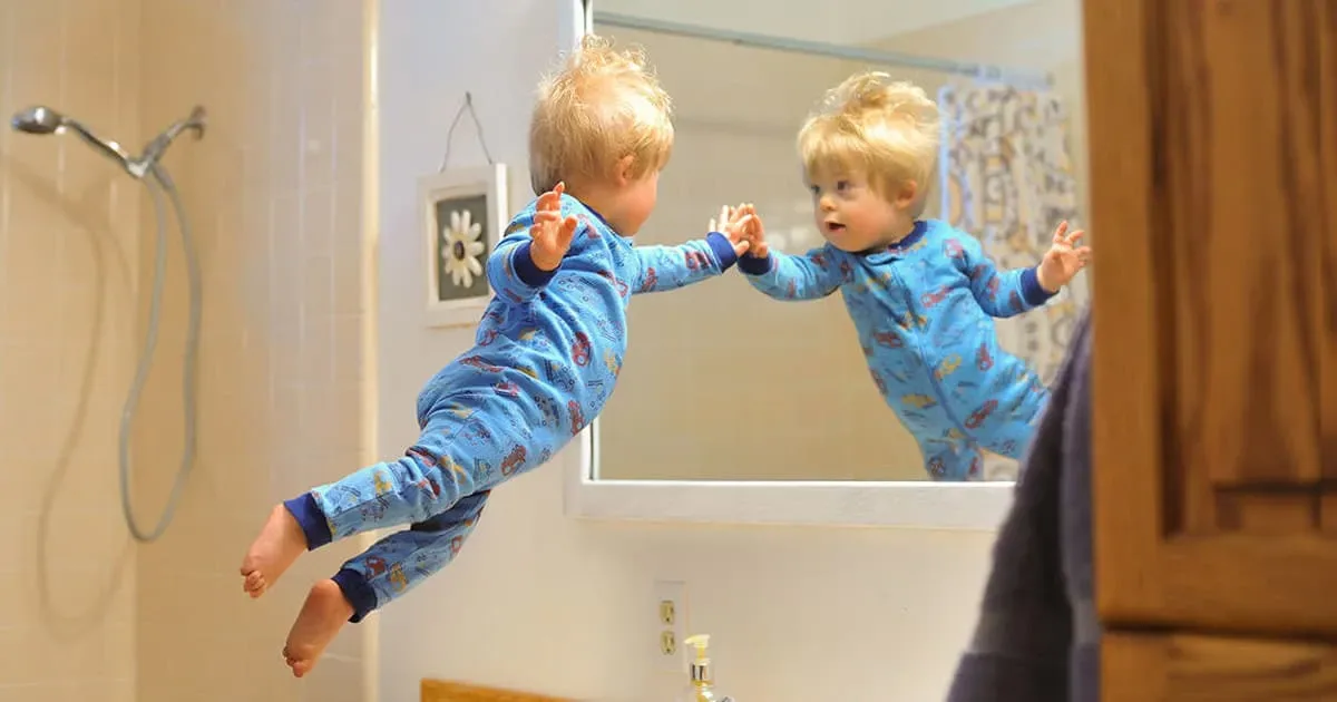 Un père photographe fait voler son fils trisomique dans une série de photos adorables.