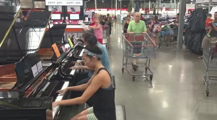 Un vendeur jouant du piano 01s