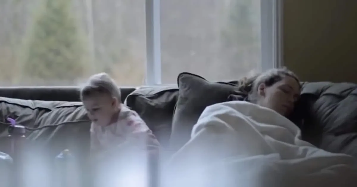 Une maman épuisée s’endort devant son enfant… regardez la réaction de son bébé