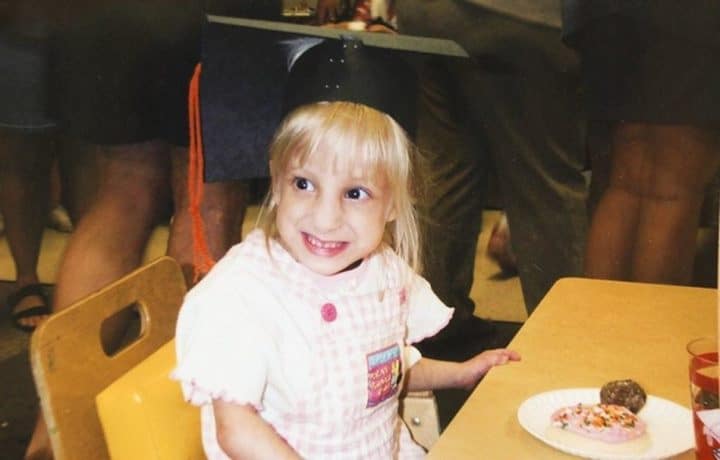 Elle adopte une fillette dont 01