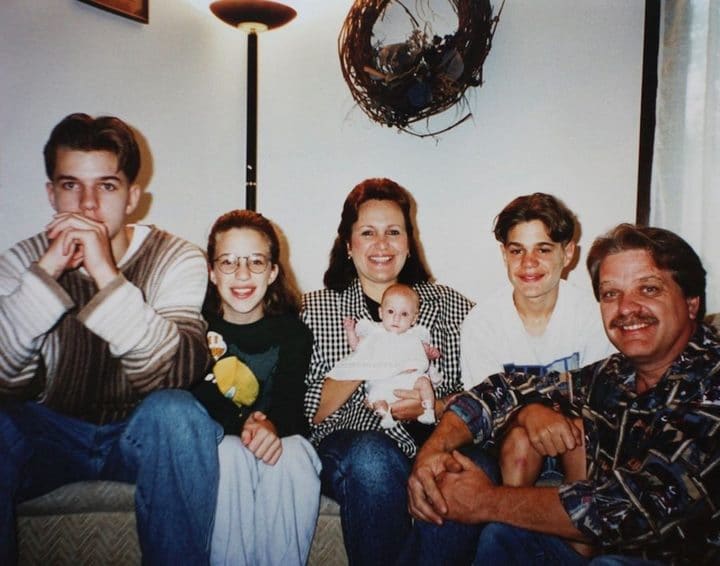 Elle adopte une fillette dont 03