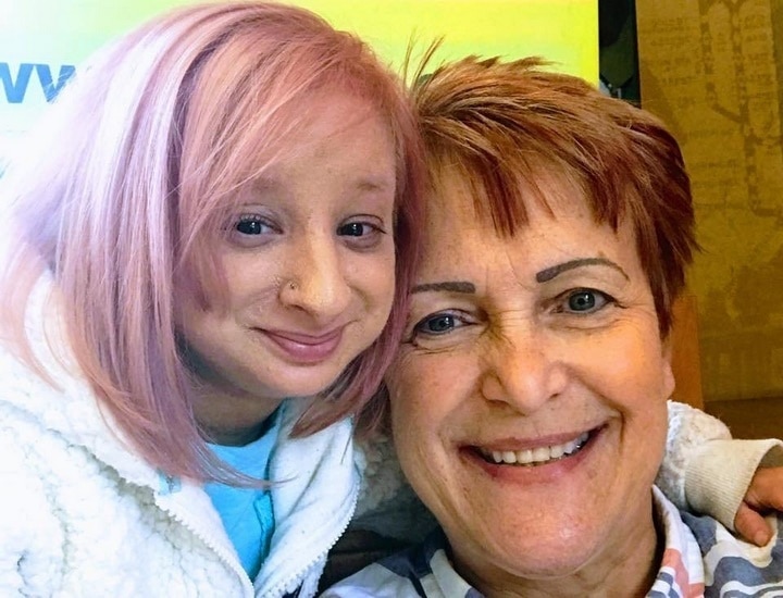 Elle adopte une fillette dont 08