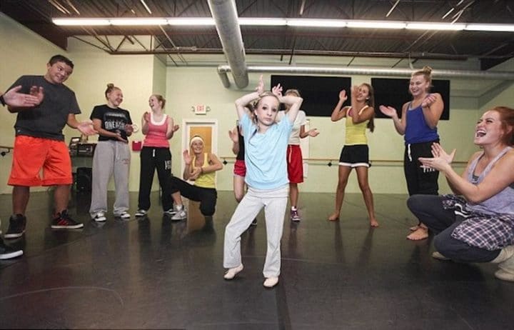 Elle adopte une fillette dont 10