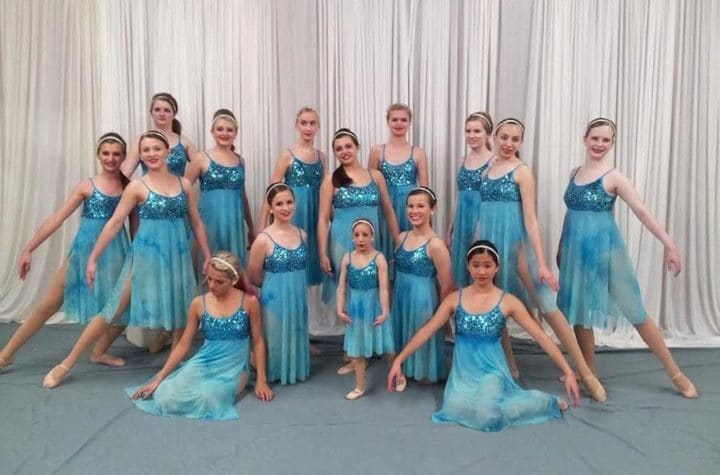 Elle adopte une fillette dont 11