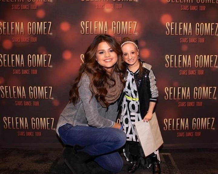 Elle adopte une fillette dont 14