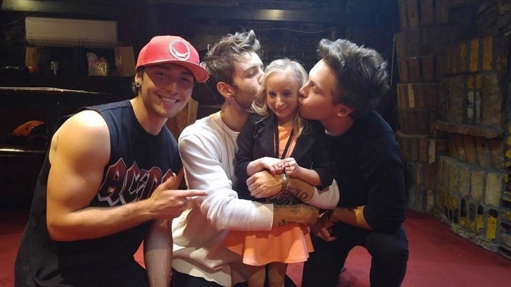 Elle adopte une fillette dont 16