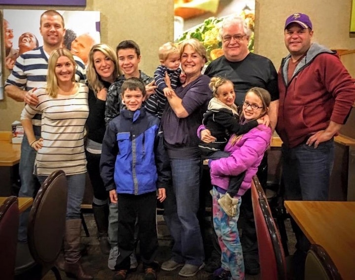 Elle adopte une fillette dont 17